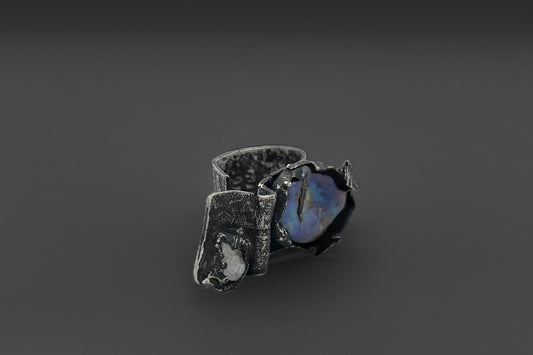 Pearl Ring with Quartz LevenExclusive