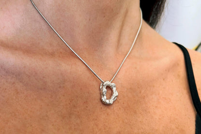 ანბანის ვერცხლის გულსაკიდი