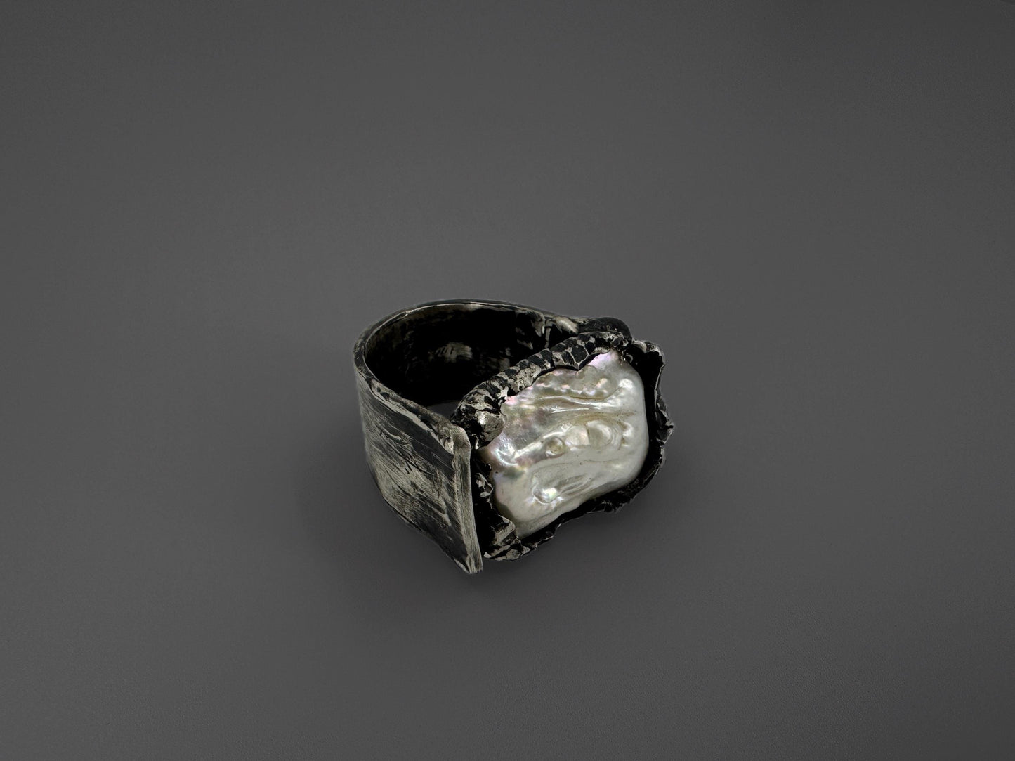 ვერცხლის ბეჭედი დიდი მარგალიტით