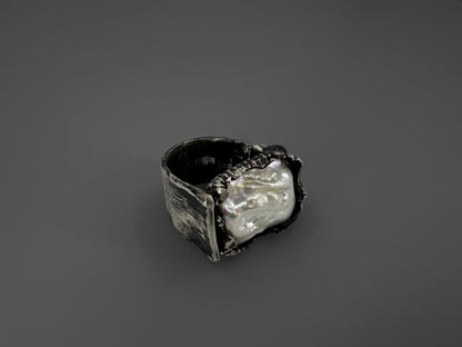 ვერცხლის ბეჭედი დიდი მარგალიტით