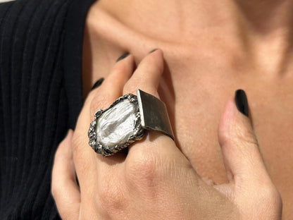 ვერცხლის ბეჭედი დიდი მარგალიტით