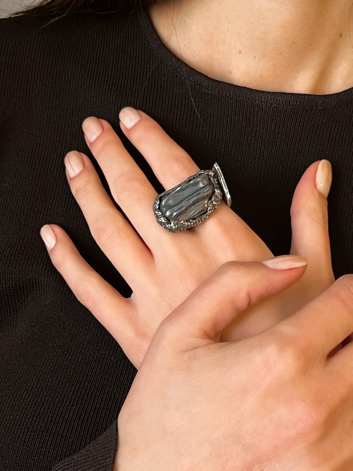 ვერცხლის ბეჭედი მუქი მარგალიტით