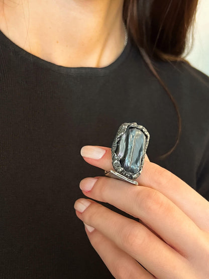 ვერცხლის ბეჭედი მუქი მარგალიტით