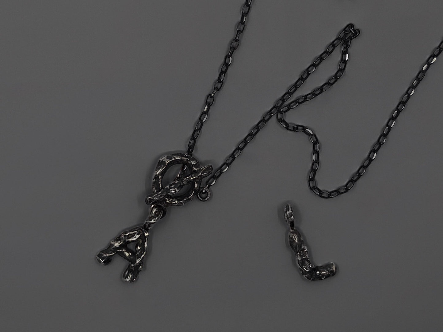 ანბანის გაშავებული ვერცხლის გულსაკიდი