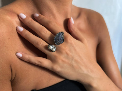 ვერცხლის ღია ბეჭედი მარგალიტებით