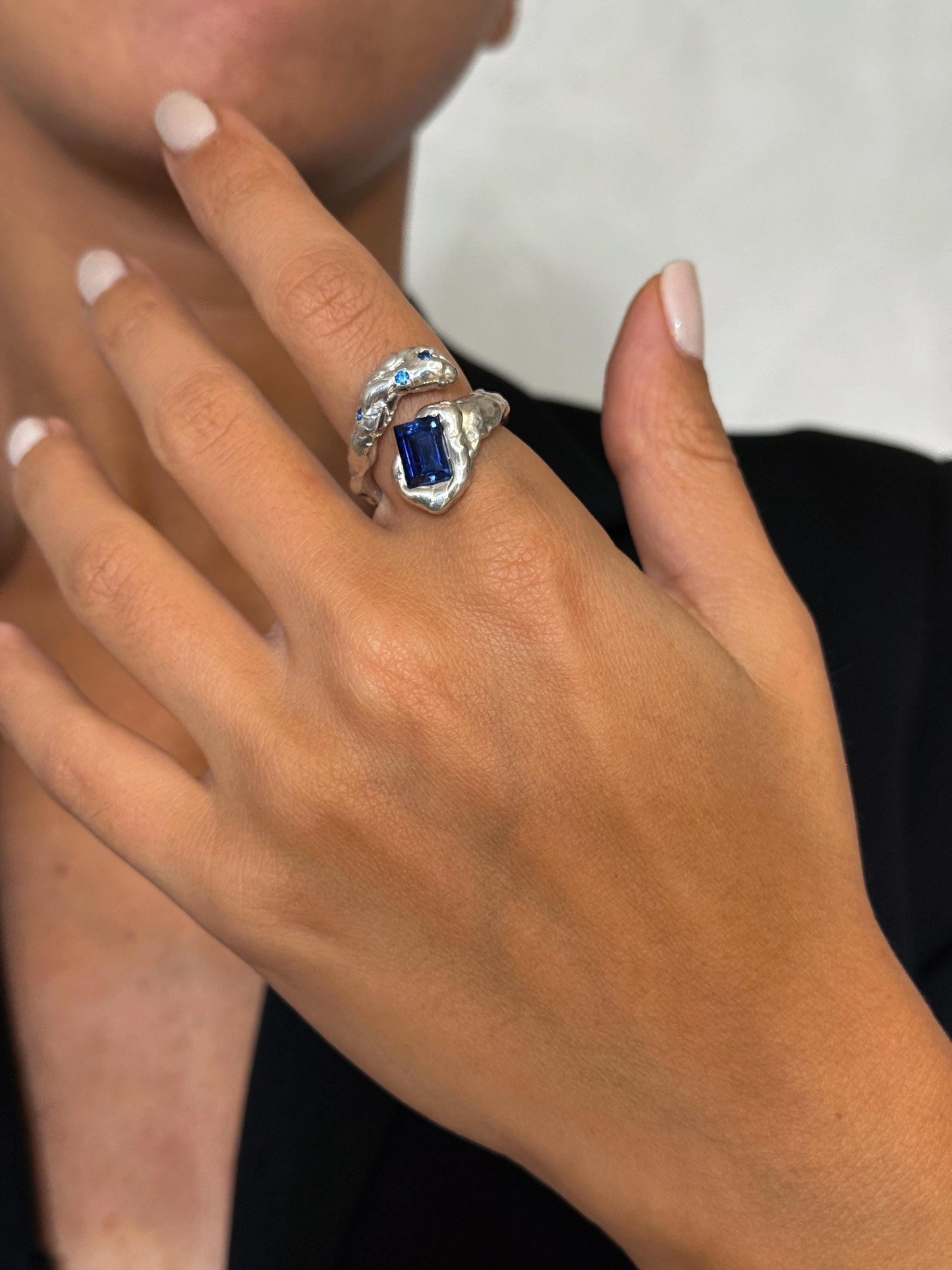 ბეჭედი ლურჯი ცირკონით